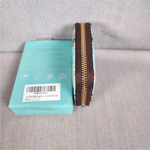 NWT RFID Credit Card Wallet Lilac Color Butterflies New in Box Gold Tone Zip - Picture 4 of 10